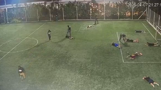Terror, gritos y desesperación: tiroteo en una cancha de fútbol en Ecuador donde murieron tres personas
