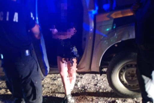 Cayó con la moto al canal y la salvó la policia