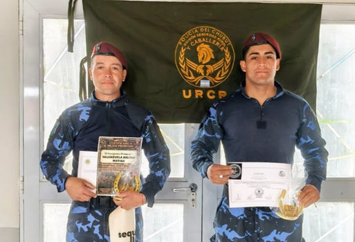 Dos policías de Roca lograron los mejores promedios en un curso de Herrería Equina
