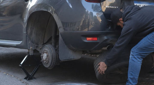 Detuvieron a un hombre y recuperaron una rueda sustraída de una camioneta