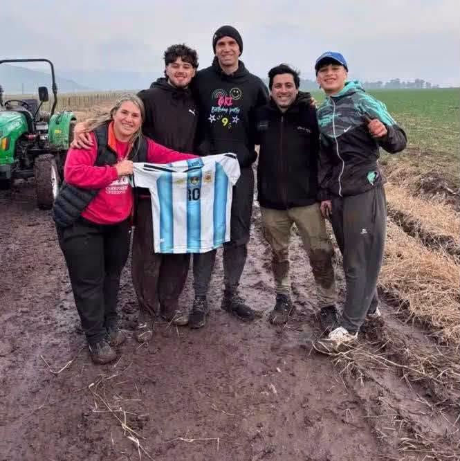 Dibu Martínez sufrió un inesperado problema con su camioneta: dos vecinos lo ayudaron y recibieron un regalo inolvidable