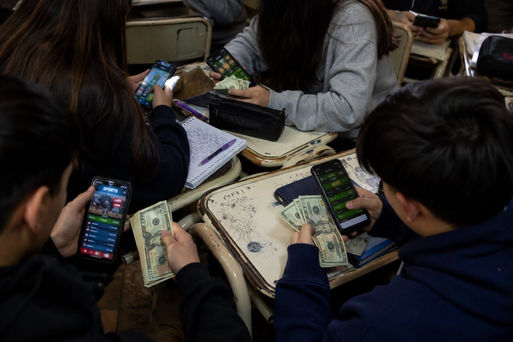 Apuestas online dentro de las escuelas: Tucumán enciende una alarma entre los adolescentes