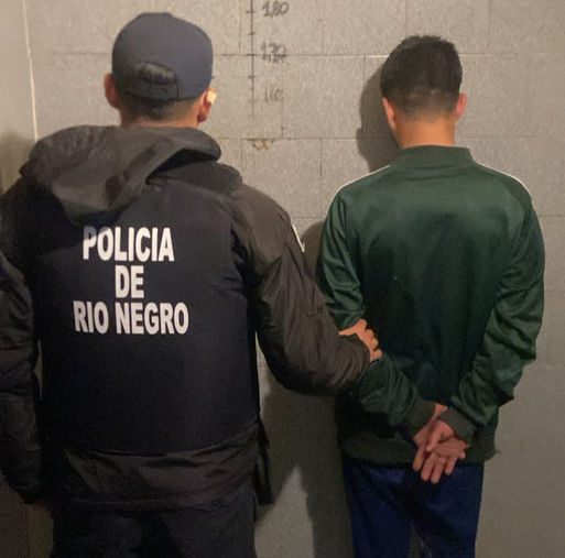 Arrojó piedras contra un patrullero y fue detenido tras una persecución