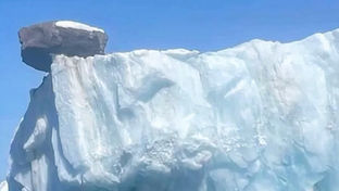 Un iceberg de Groenlandia  flotaba con una enorme roca sobre su superficie