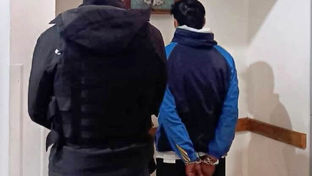 Amenazó con un arma a su pareja y agredió a la Policía
