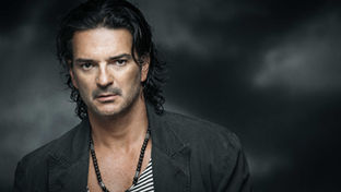 Arjona: "Muchos padres contemporáneos sienten culpa frente a sus hijos y, por eso, buscan complacerlos en todo"