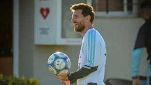 Ultimo entrenamiento con la Celeste y Blanca. Mañana Lio cumplirá 7722 dias con la selección. Será el punto final de Messi con la selección