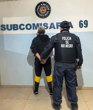 Fue a la casa de su madre, con insultos y amenazas pateó el portón. Está detenido