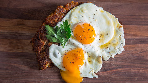 EGGS SUNNY SIDE UP AND DINER STYLE HASH BROWNS

