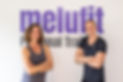 Zwei lächende Personal Trainerinnen stehen vor ihrem Logo