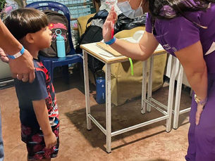 Bendiciendo a la comunidad Los Alpes