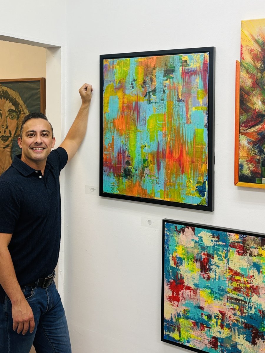Edward Rocha beside Movimiento eléctrico