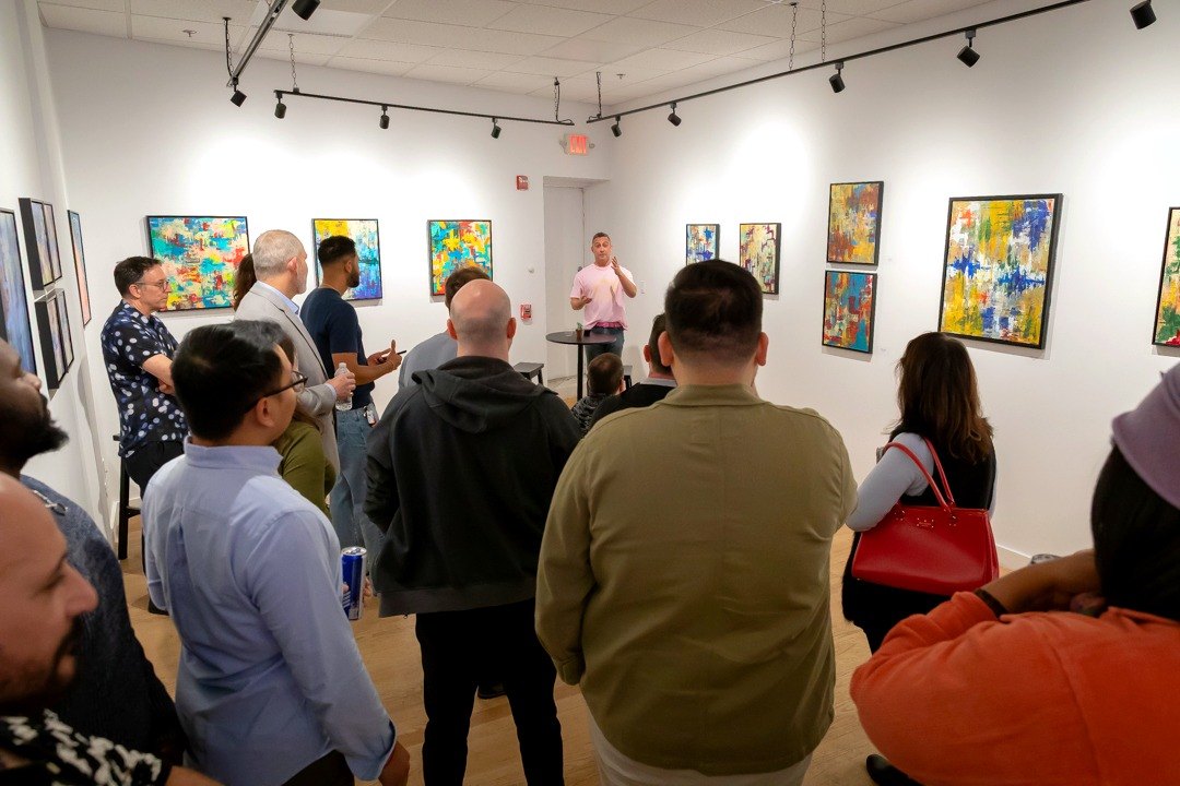 Edward speaking to a full gallery at Ecos y reflejos