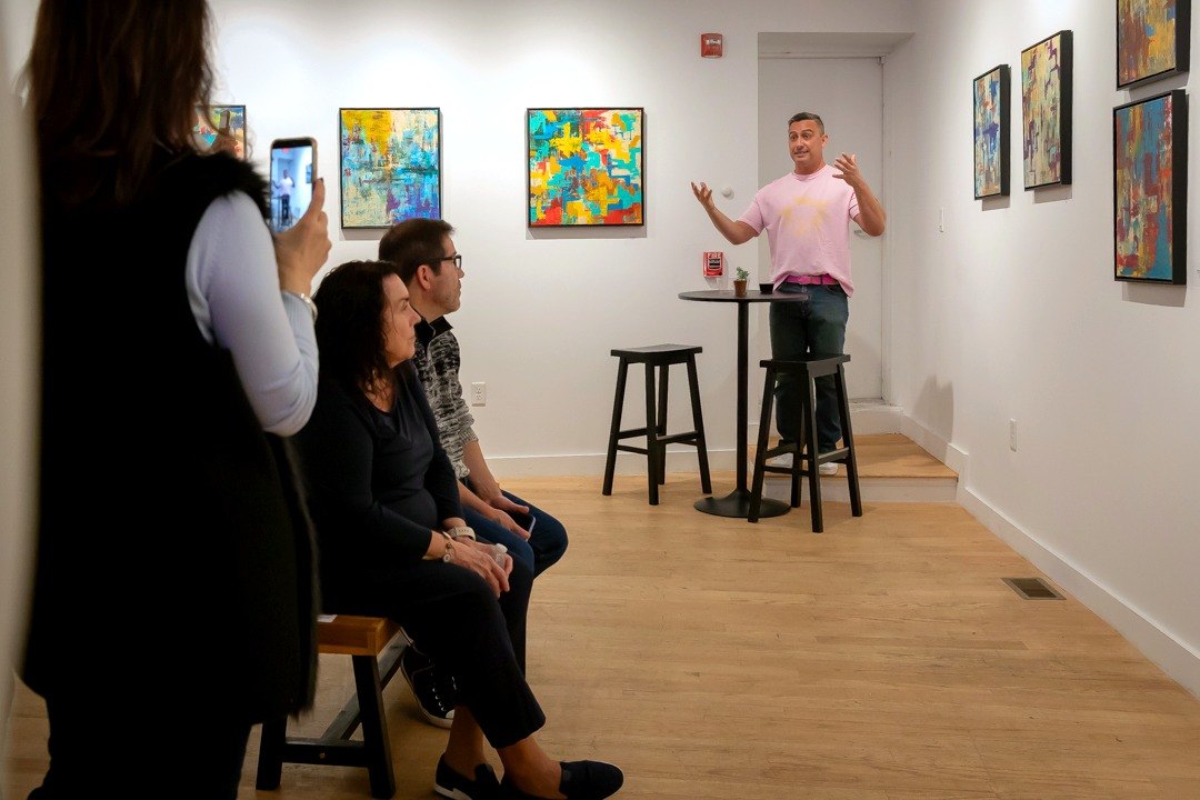 Edward speaking to guests at Ecos y reflejos