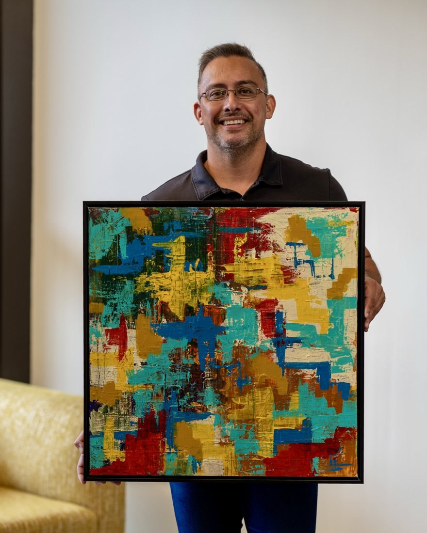 Edward Rocha holding Día y noche