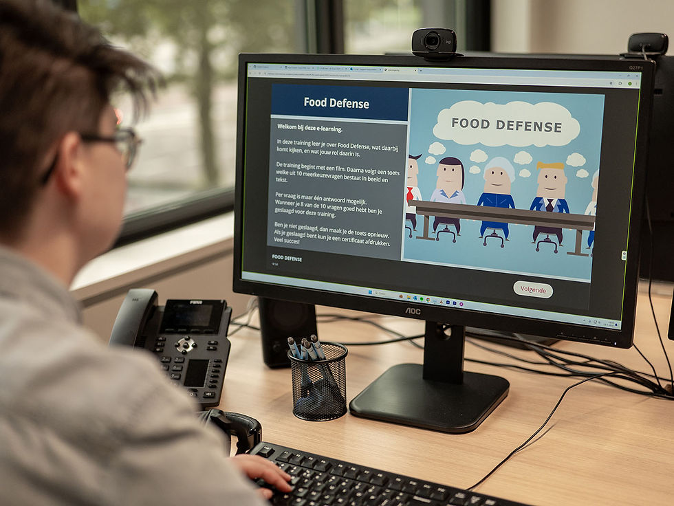 Persoon die interactive e-learnings ontwikkeld