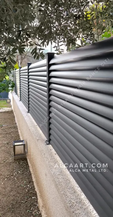 İzmir Çeşme alüminyum bahçe çiti, doreme bahçe çiti. lüks tasarım trend renkler. güneş kırıcı çit.