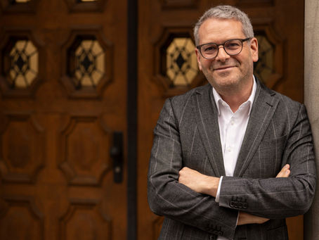 Der neue Leiter des Amts für Wirtschaft und Arbeit des Kantons St.Gallen, Daniel Müller, übernimmt sein Amt in wirtschaftlich anspruchsvollen Zeiten. Im Interview spricht er über Fachkräftemangel, die Herausforderungen der Industrie, den Wandel durch Künstliche Intelligenz – und darüber, weshalb die Ostschweiz selbstbewusster auftreten sollte.
