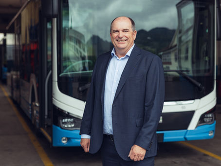 Der öffentliche Verkehr steht vor einem der grössten Umbrüche seiner Geschichte. In der Ostschweiz wird dieser Wandel bereits sichtbar – und hörbar: leiser, sauberer, effizienter. Verkehrsbetriebe wie die Verkehrsbetriebe St.Gallen (VBSG) und BUS Ostschweiz treiben die Elektrifizierung ihrer Flotten mit hohem Tempo voran. Was heute noch als Transformation gilt, soll in wenigen Jahren zur neuen Normalität werden.