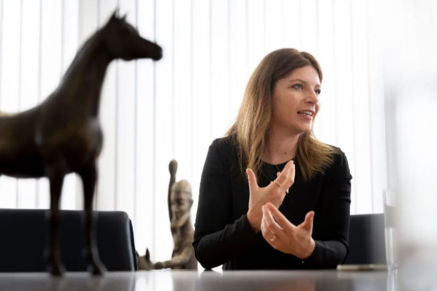 Grossanlässe stehen zunehmend unter Rechtfertigungsdruck. Auch der CSIO St.Gallen bleibt davon nicht verschont. Diskussionen über Kosten, Nachhaltigkeit, gesellschaftliche Relevanz und Tierwohl begleiten heute fast jede grosse Veranstaltung. OK-Präsidentin Nayla Stössel stellt sich dieser Debatte offensiv – und sieht gerade darin eine Chance.