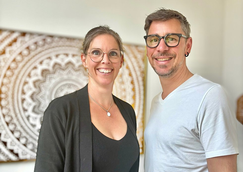 Diana und Rico Stämpfli begleiten in ihrer Praxis «Raum für Selbstwirksamkeit» in St.Gallen Paare, Familien und Einzelpersonen auf dem Weg zu mehr innerer Klarheit und persönlicher Entwicklung.