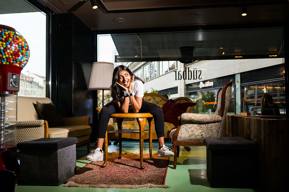 Die Ausserrhoder Stand-up-Comedienne Reena Krishnaraja begeistert mit ehrlichen Geschichten über das Leben zwischen zwei Kulturen, Selbstironie und viel Bühnenpräsenz.