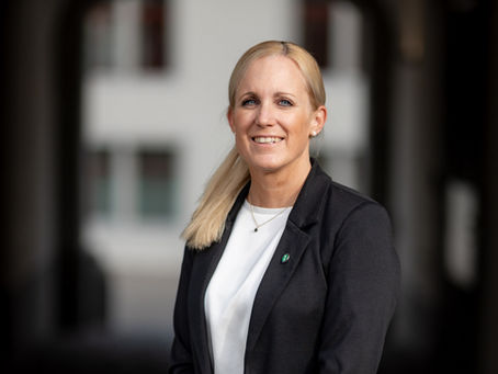 Seit Anfang November leitet Martina Brassel die Kommunikation der Kantonspolizei St. Gallen. Im Interview spricht sie über ihren Wechsel vom Journalismus zur Polizei, über den Spagat zwischen Offenheit und Zurückhaltung – und darüber, warum Vertrauen die wichtigste Währung ist.