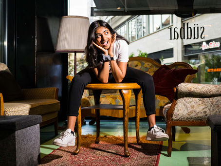 Mit ihrer Mischung aus Selbstironie, kulturellen Beobachtungen und ehrlichen Geschichten aus dem Alltag hat sich Reena Krishnaraja innert kurzer Zeit einen Namen in der Schweizer Comedy-Szene gemacht. Die junge Ausserrhoderin mit tamilischen Wurzeln spricht im Interview über peinliche Bühnenmomente, die Grenzen des Humors und ihren Wunsch, mit Comedy mehr zu bewirken als nur Unterhaltung.