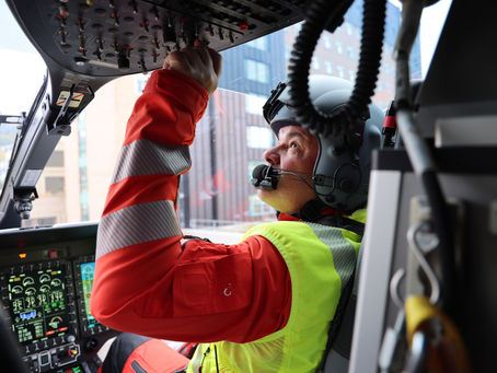 Ob auf einem abgelegenen Wanderweg im Alpstein, nach einem Verkehrsunfall auf der Autobahn oder beim dringenden Transport eines Neugeborenen ins Zentrumsspital: Die Rega ist in der Ostschweiz täglich im Einsatz. Allein die Crew der Basis St.Gallen fliegt jedes Jahr mehr als 800 Einsätze.