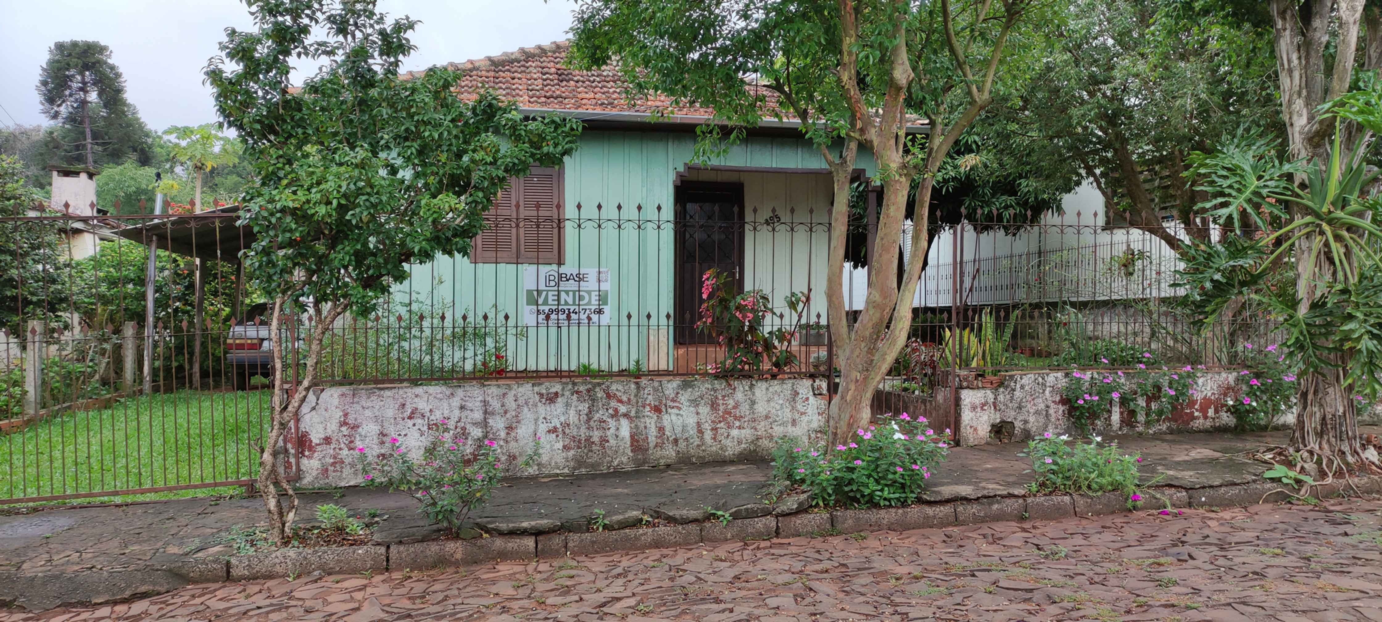 (CÓD.: 19.23) Terreno com casa de madeira - Três de Maio