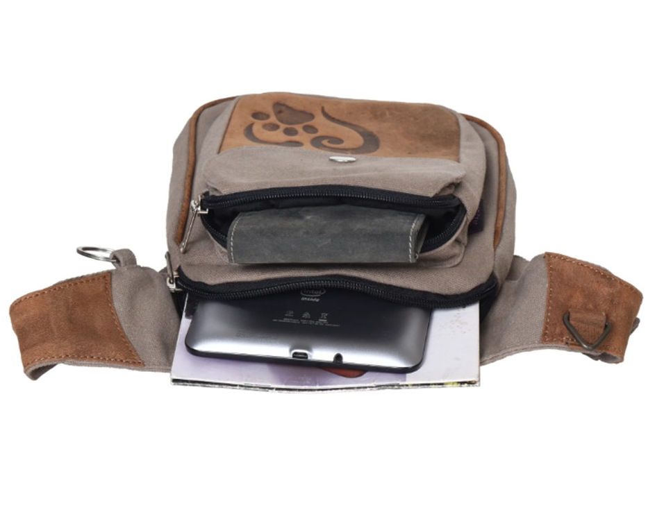 Alles griffbereit - Handy-Schlüssel-Geldbörse und natürlich Leckerlis!