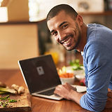 uomo sorridente