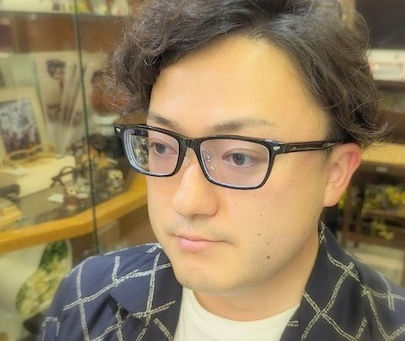 大きめのセルフレームと防眩レンズ