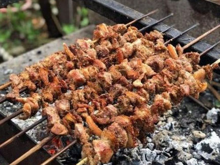 LỢN MÁN NƯỚNG MAI CHÂU – HƠI KHÓI GỌI MÙA TRONG BẾP LỬA NGƯỜI THÁI TRẮNG