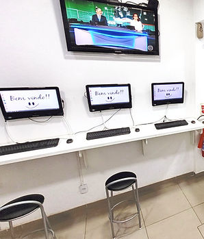 TV ,bancada e computadores de acesso a internet
