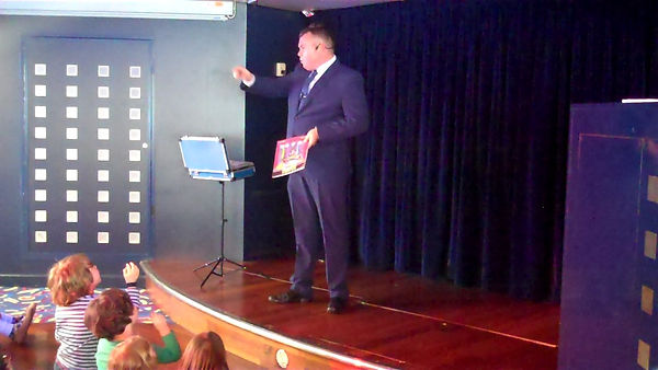 Crawley Magician, Crawley children's entertainer, Crawley birthday party, entertainer in Crawley