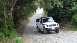Jeep subiendo al teleférico