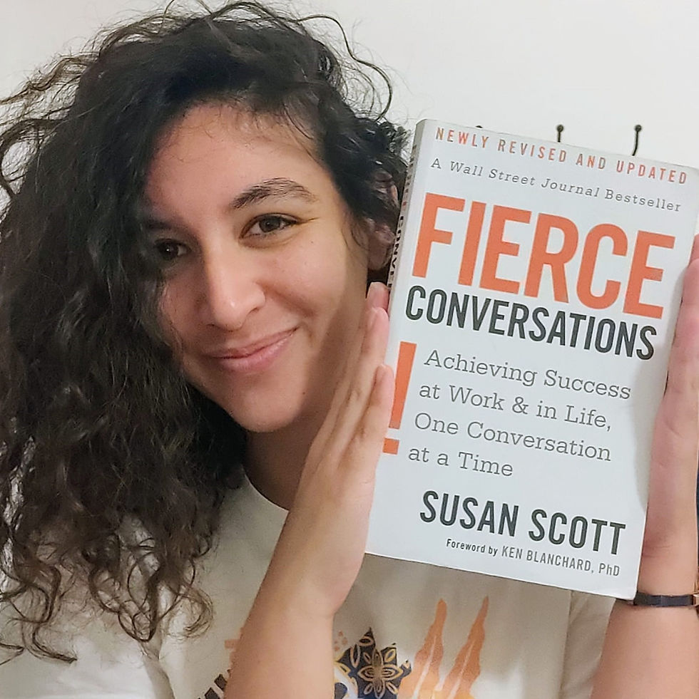 אישה מחזיקה את הספר של סוזן סקוט