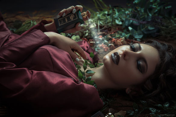 Mono-tauped makeup by Jado Arly. Editorial beauty shot featuring Kate.