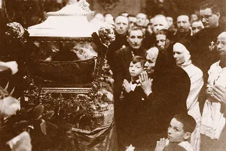 Fotografia de Assunta Goretti, mãe de Santa Maria Goretti na canonização de sua filha