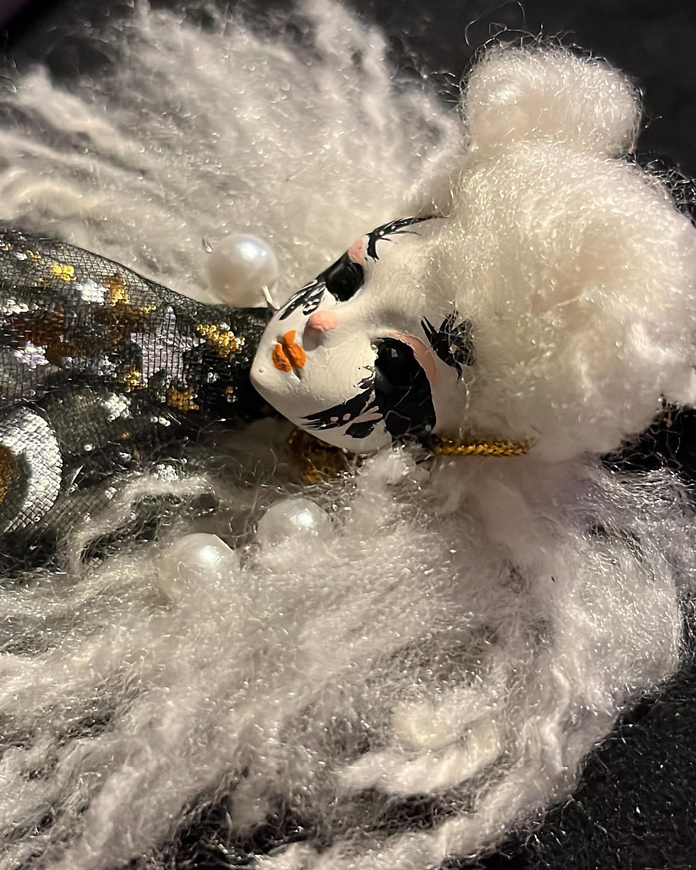 Thumbnail: hand sculpted art doll brooch (Queen of Ghosts)