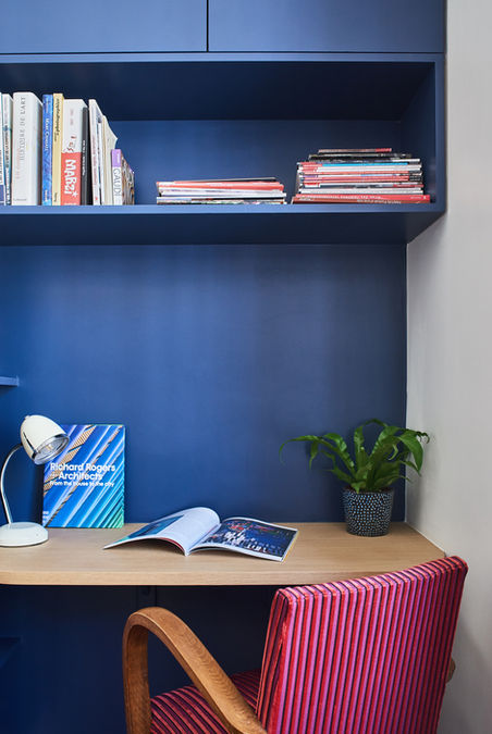 Un bureau chez soi. Plateau en chêne et placards intégrés.