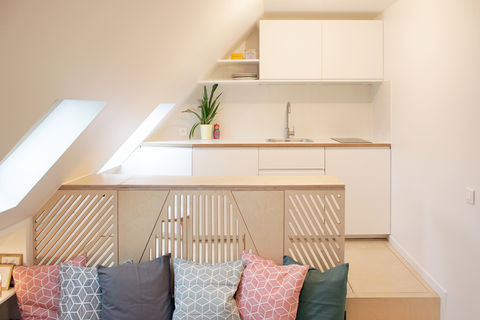Rénovation complète d'un studio parisien sous les combles.