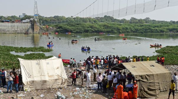 137 personas murieron al derrumbarse un puente en India
