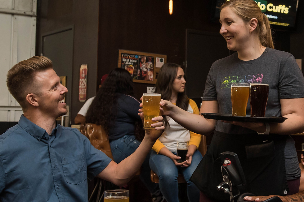 atendente com cliente feliz