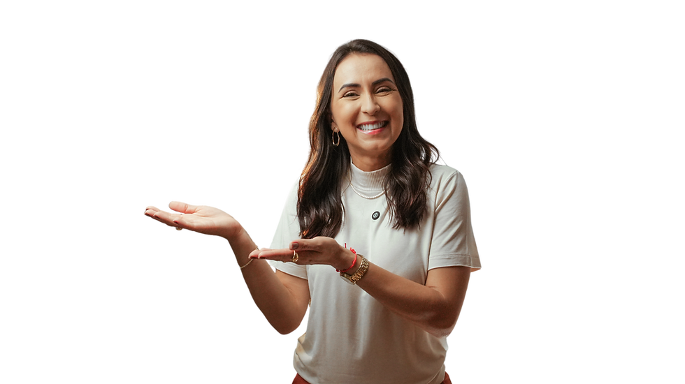 Daiana Miron sorrindo a pontando para o lado