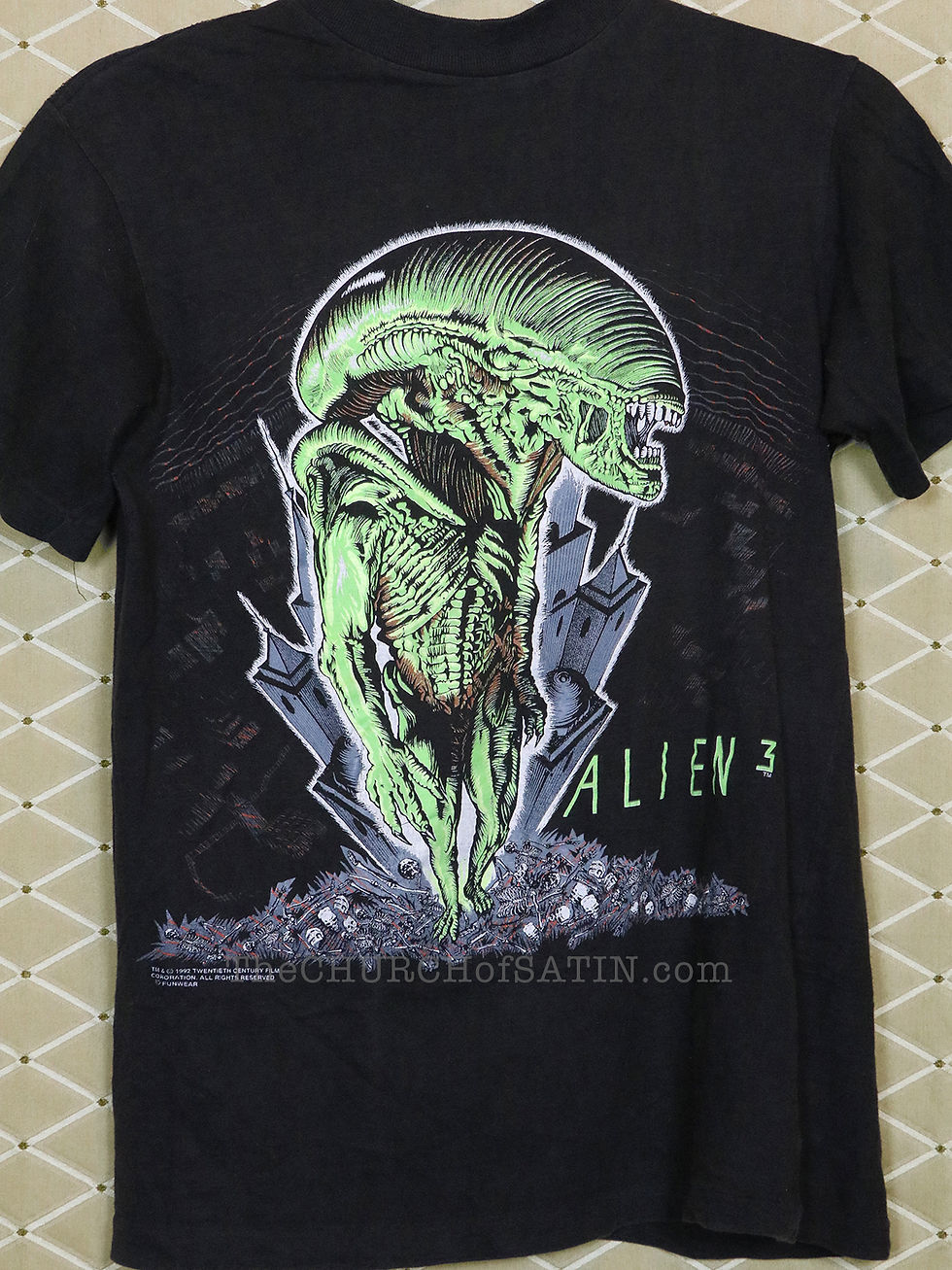 A vintage 1992 copyright dated ALIEN 3 sci fi horror movie t-shirt with a big print of a xenomorph in bold graphic detail.