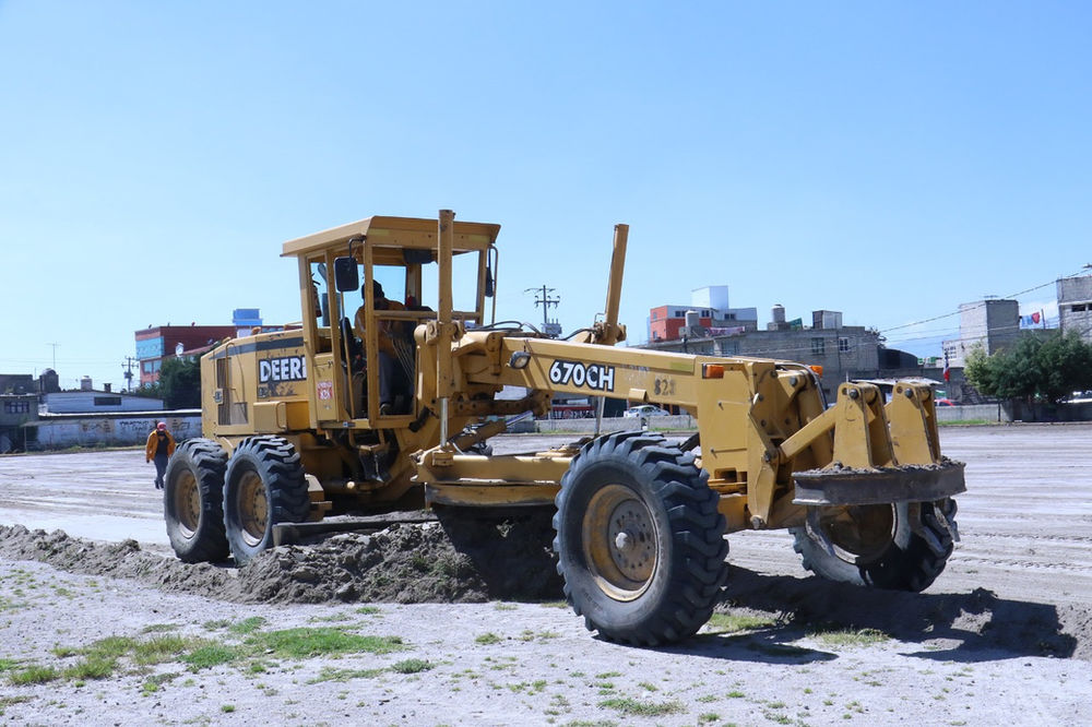 Con trabajos de rastreo y nivelación, mejora Toluca caminos rurales