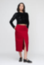 Imagem do produto na loja:
Saia Midi em Sarja 100% algodão na cor vermelho intenso, fenda frontal, fechamento com zíper invisível nas costas, e bolso faca