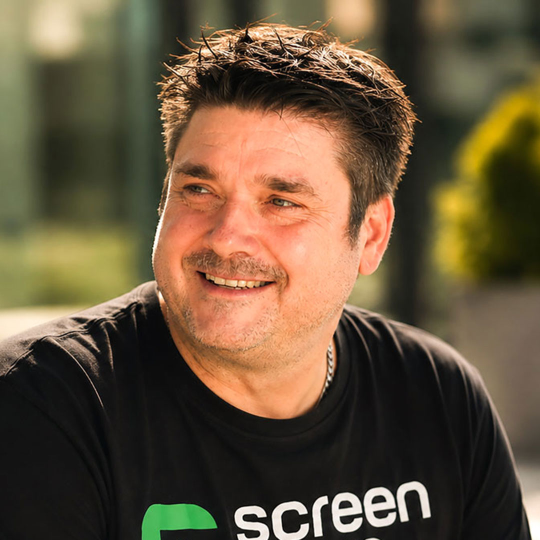 Porträt eines Screenroom-Geschäftsführers vor moderner Architektur. Persönliche Beratung, langjährige Erfahrung und individuelle Lösungen für hochwertige Pergolen, Lamellendächer und exklusive Outdoor-Wohnbereiche.